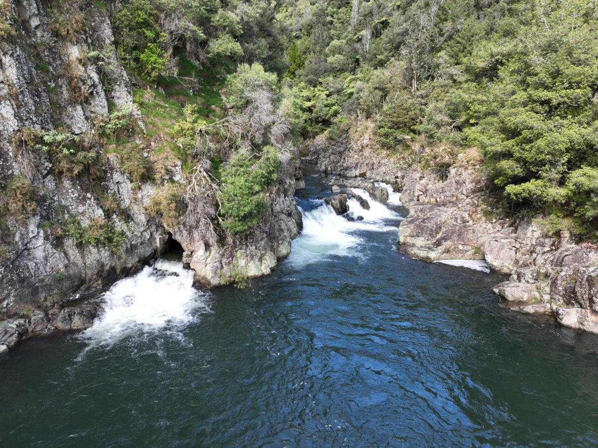 Riverside Accommodation Karangahake Exteriör bild